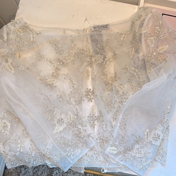 Blossom Veils and Accessories by Enaura Bolero - Picture 3 of 6